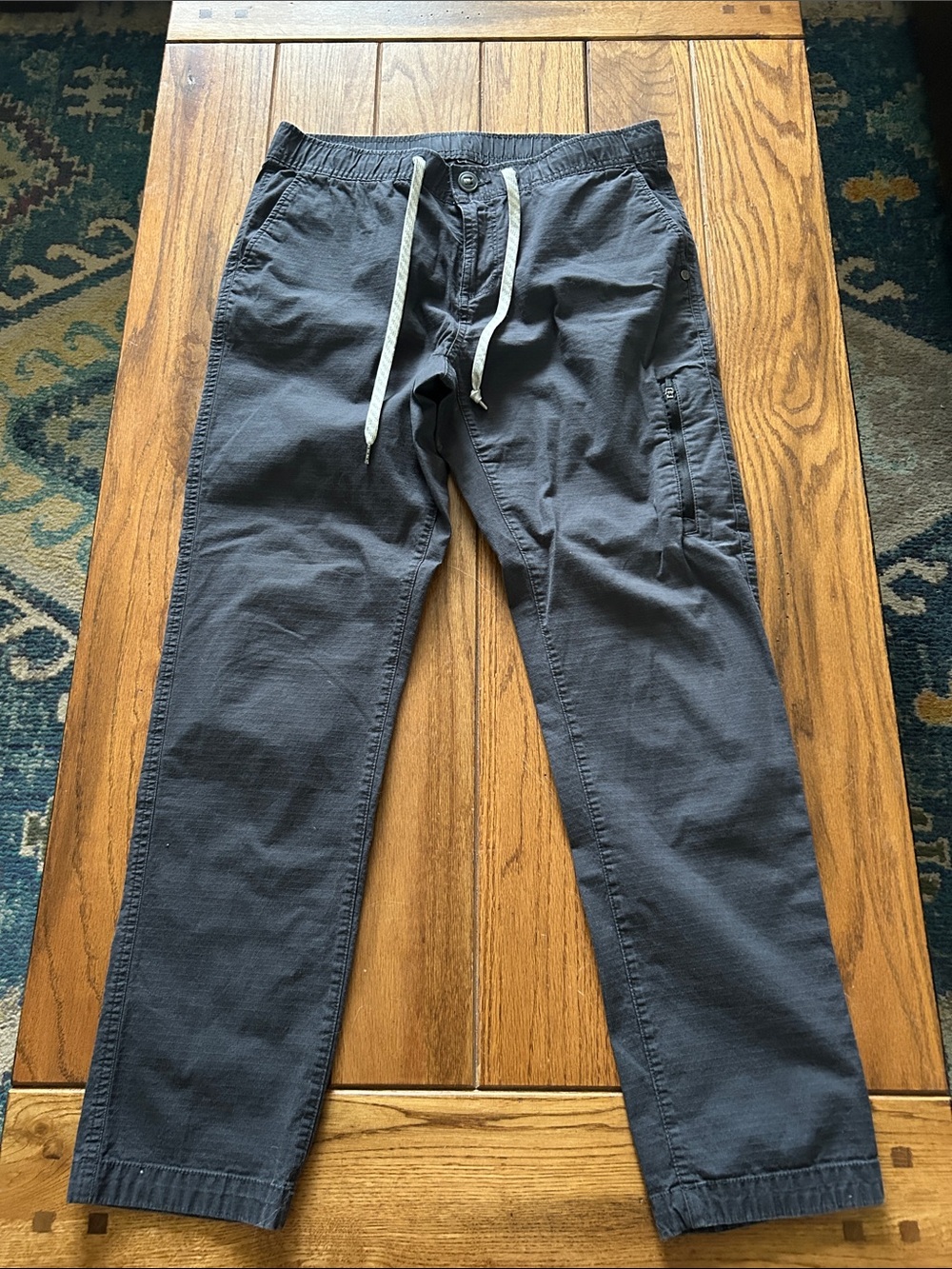 Vuori women’s drawstring jogger pants